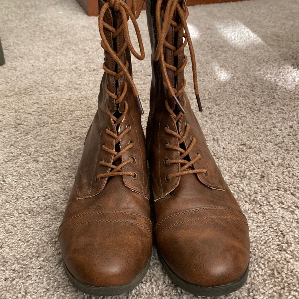 Stylish size 9 lace up boots